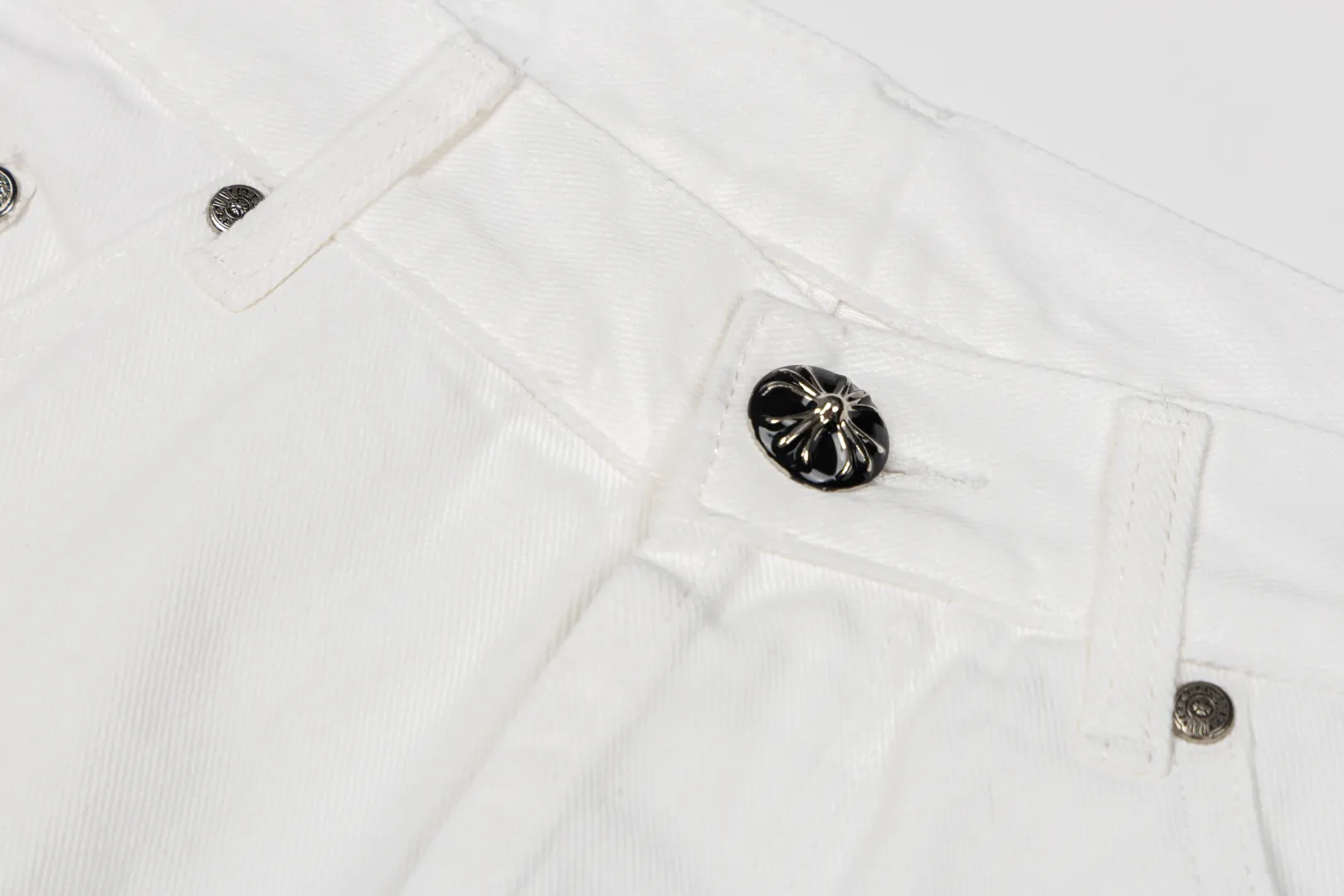 135 CH Crow Heart White Pants, White Leather Cross and Leather Washed Jeans. The jeans need to be washed and then disassembled and hand-stitched with sheepskin cross leather and then spliced ​​together to complete. The whole piece has too many craftsmanship to explain. The patchwork cross pattern is embellished, and the high-waisted washed jeans! ! Absolutely Premium luxury product, a god-level single product, a super popular product, made with top heavy industry, a magic weapon not to be missed. Customized hardware, thick fabric, soft after washing, good breathability, customized small leather label, unique design, simple and elegant details, exquisite workmanship, the whole trousers are neatly routed, and the details are in place! It’s so cool that both men and women can easily control the genderless trend! Style number: 2068# Color: White Size: 26 28 30 32 34 36